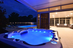 HOT HOT Spoil someone special at this luxe Hunter Valley Estate - stunning luxury in super central location